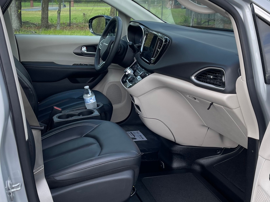 Silver Chrysler Pacifica image number 10