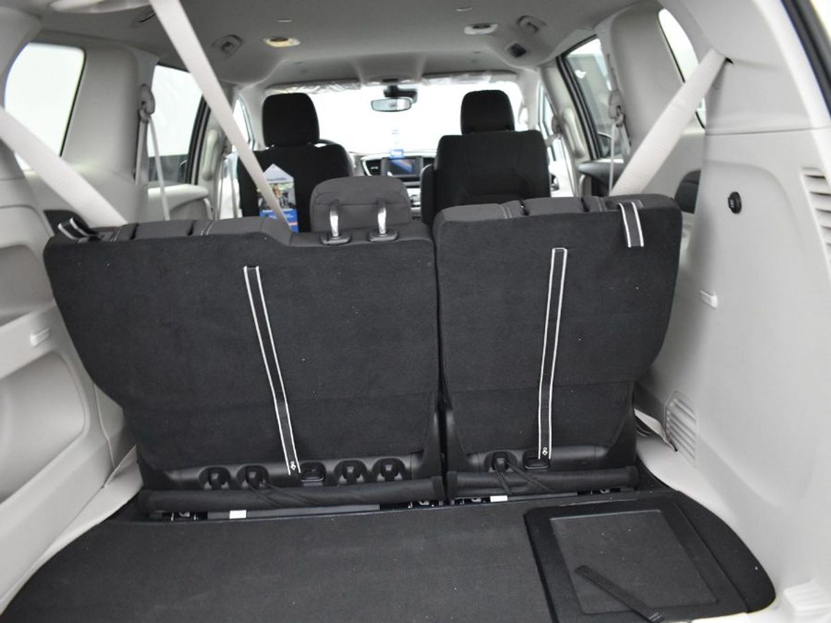 White Chrysler Voyager image number 6