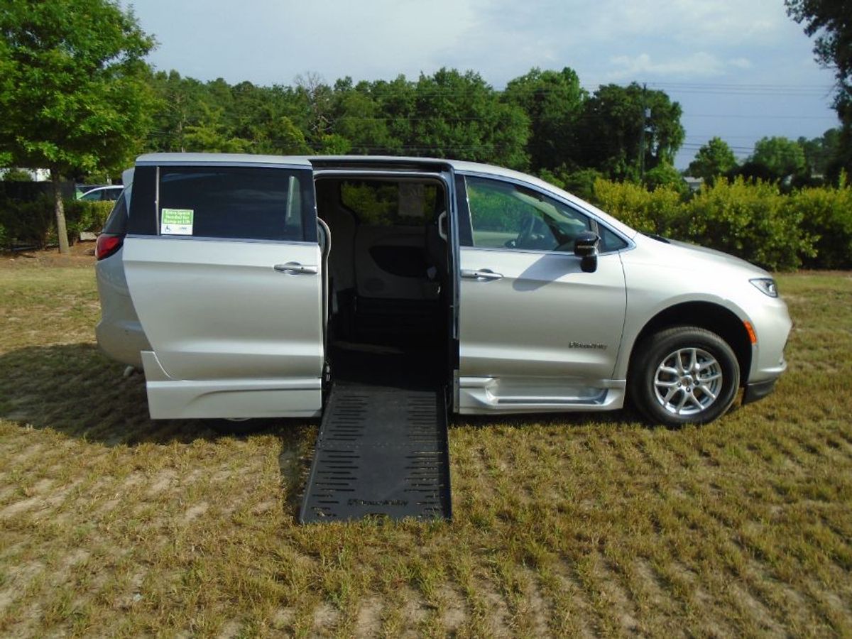 Silver Chrysler Pacifica image number 16