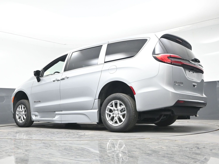 Silver Chrysler Pacifica image number 12
