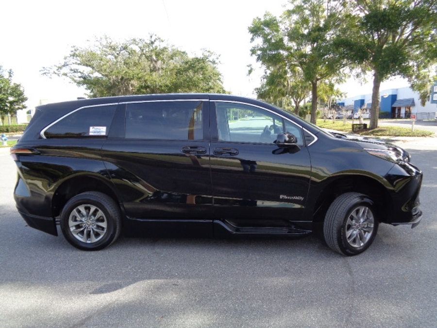 Used 2024 Toyota Sienna Hybrid LE - BraunAbility Side Entry Entry Fold Out Automatic Ramp