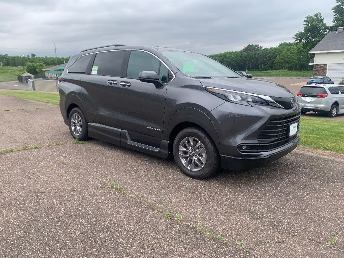 Metallic Gray Toyota Sienna image number 7