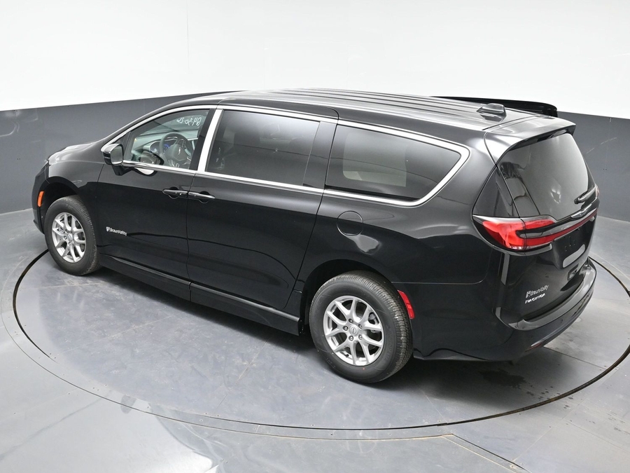 Black Chrysler Pacifica image number 21