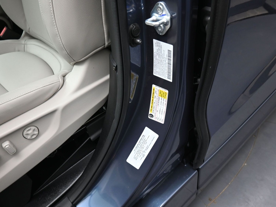 Blue Honda Odyssey image number 13