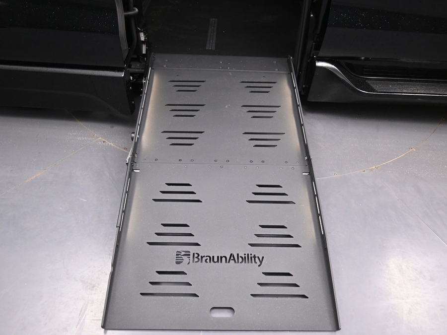 New 2026 Toyota Sienna Hybrid XLE Base - BraunAbility Side Entry Entry Fold Out Automatic Ramp