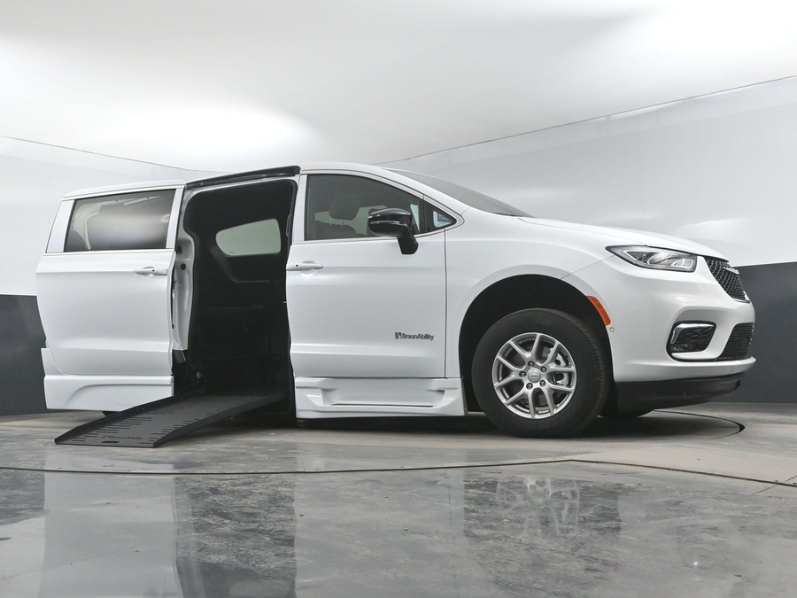 New 2025 Chrysler Pacifica Select Safety - BraunAbility Side Entry Entry Fold Out Automatic Ramp