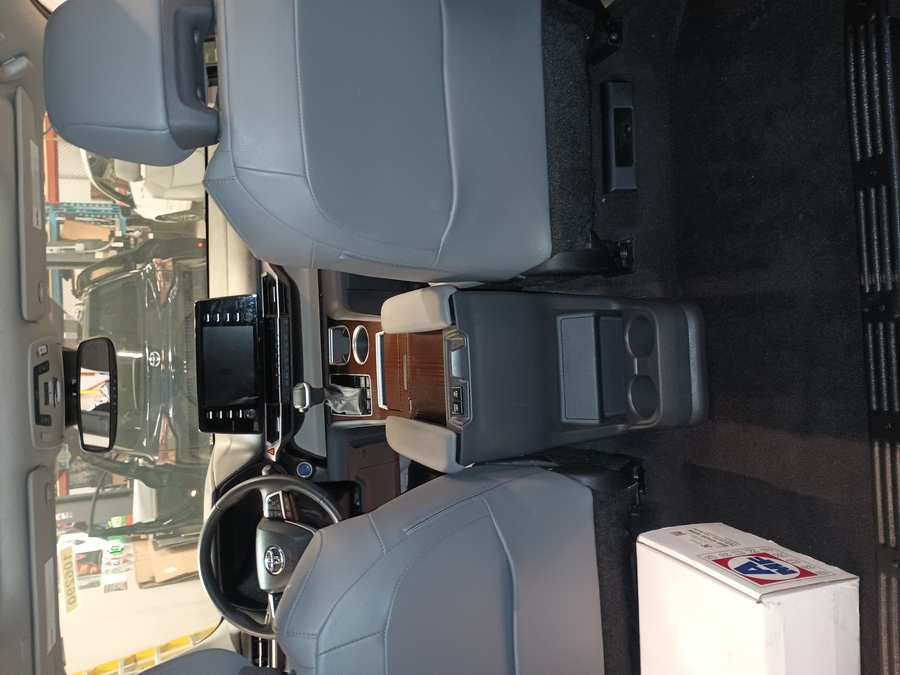 Blue Toyota Sienna image number 12