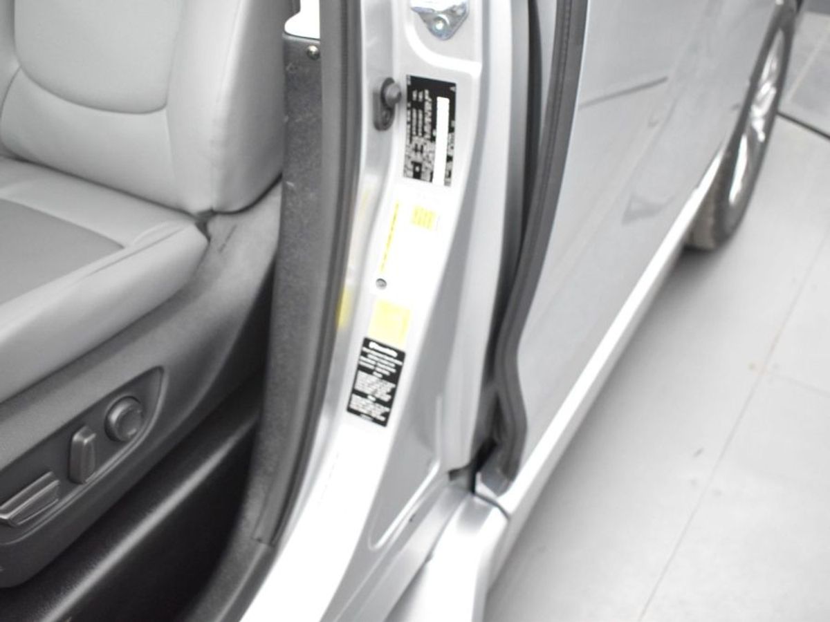 Silver Toyota Sienna image number 5