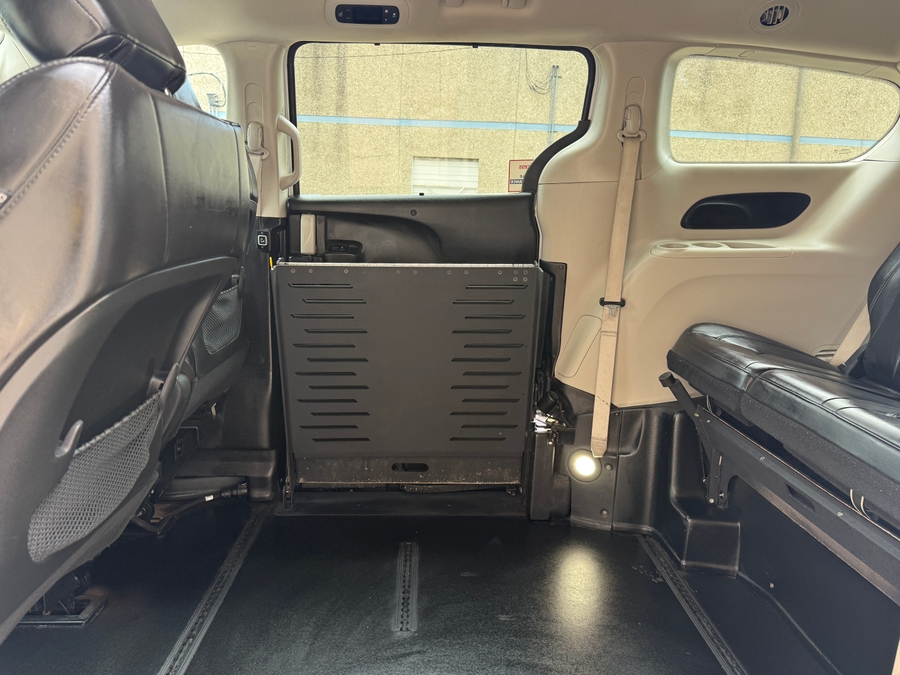 Used 2021 Chrysler Voyager LXi - BraunAbility Commercial Side Entry Entry Fold Out Manual Ramp