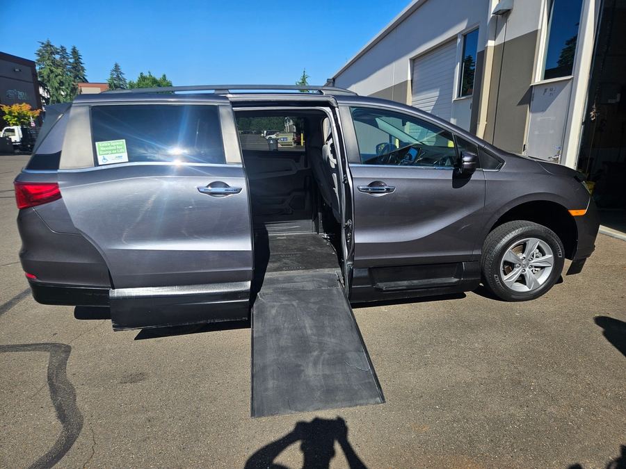 Grey Honda Odyssey image number 6