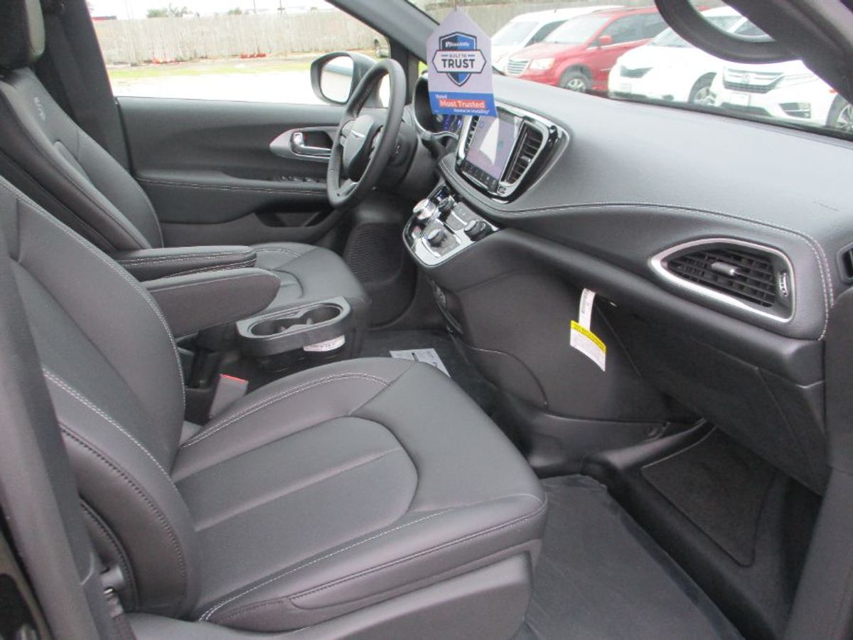 2023 CHRYSLER PACIFICA - Image 11