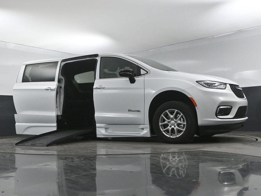 New 2025 Chrysler Pacifica Select Safety - BraunAbility Side Entry Entry Fold Out Automatic Ramp