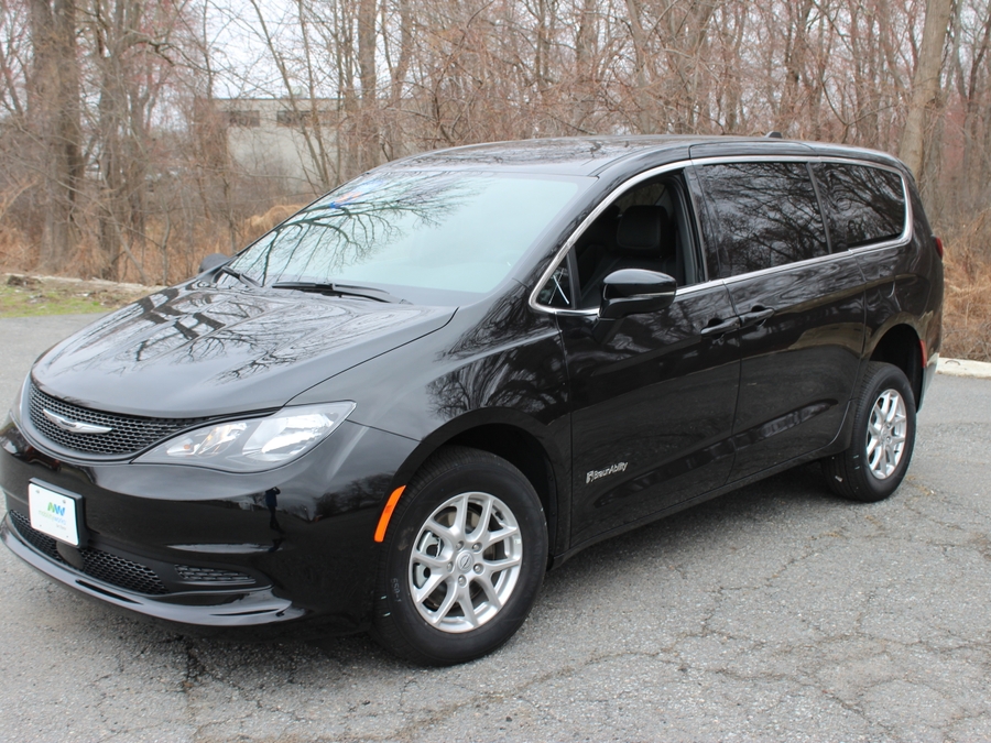Black Chrysler Voyager image number 2