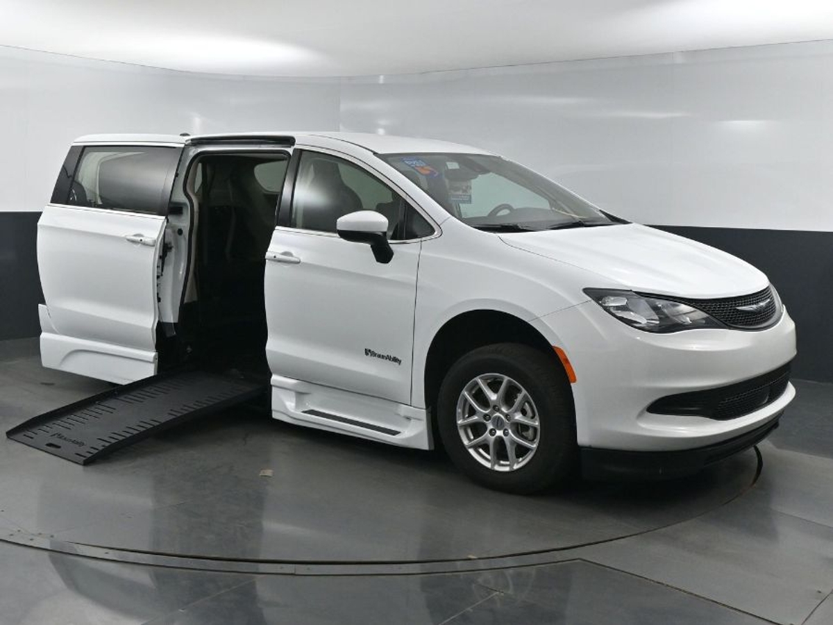 2023 CHRYSLER VOYAGER - Image 1