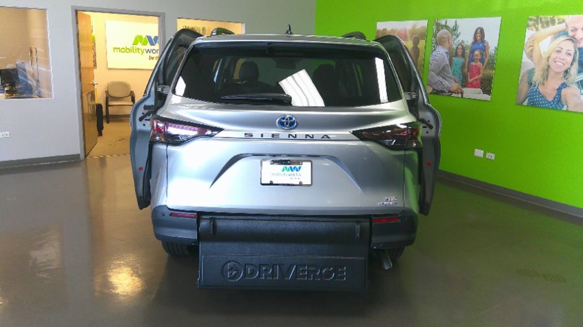 2024 TOYOTA SIENNA - Image 17