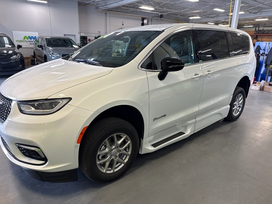 White Chrysler Pacifica image number 3