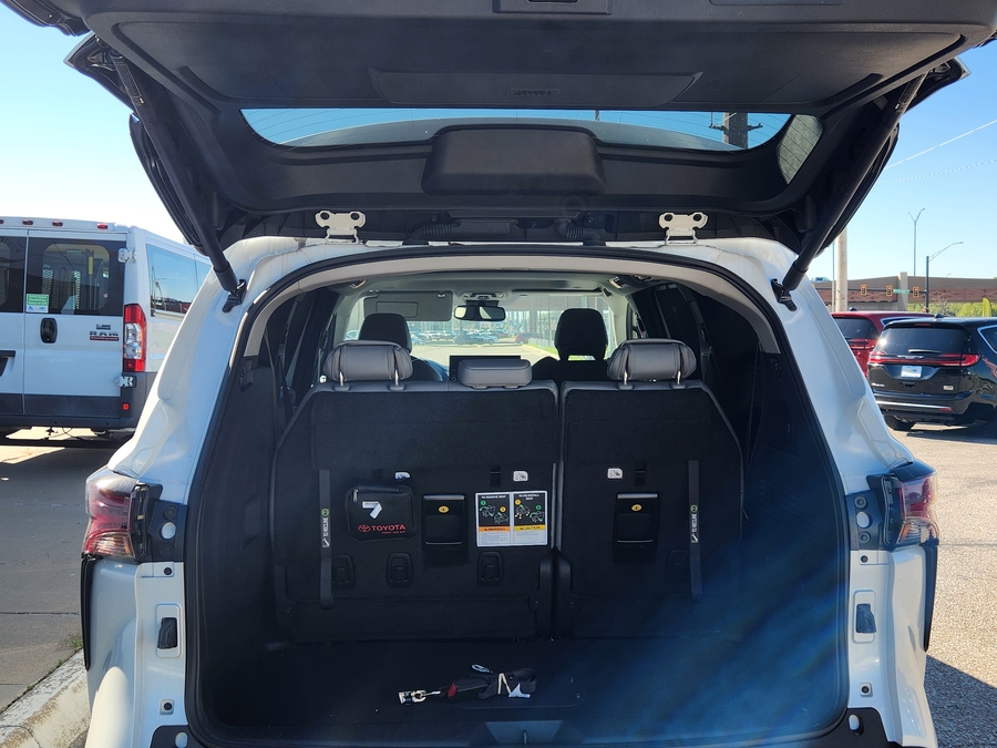 White Toyota Sienna image number 8