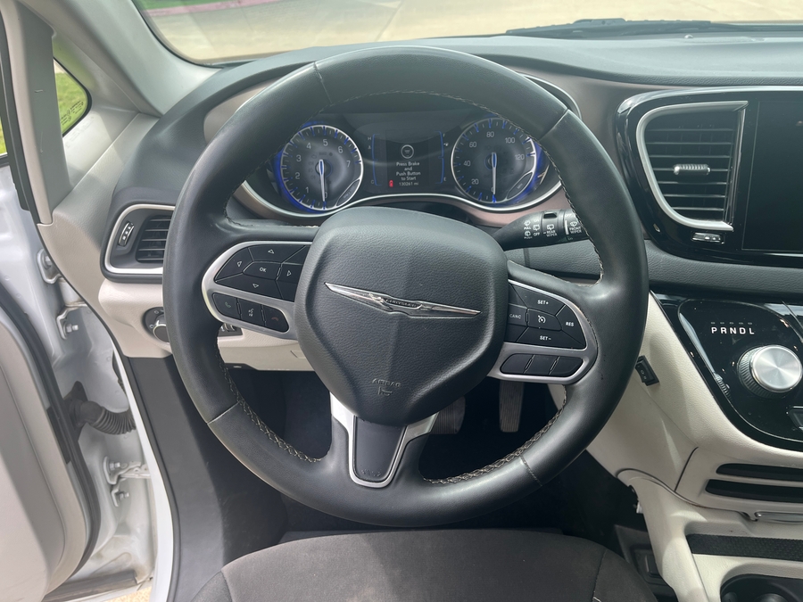 White Chrysler Voyager image number 10