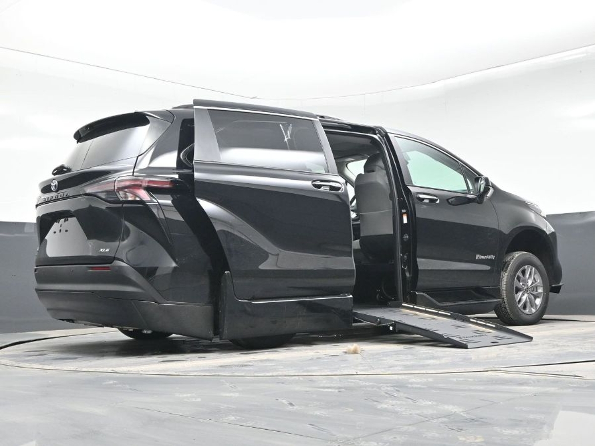 2025 TOYOTA SIENNA - Image 9