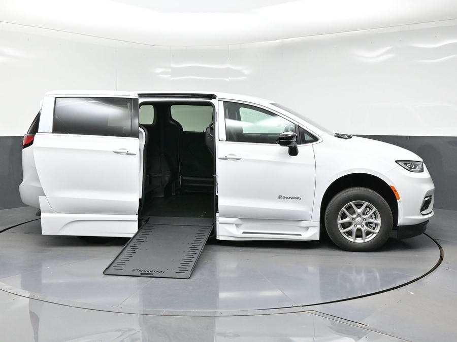 White Chrysler Pacifica image number 5