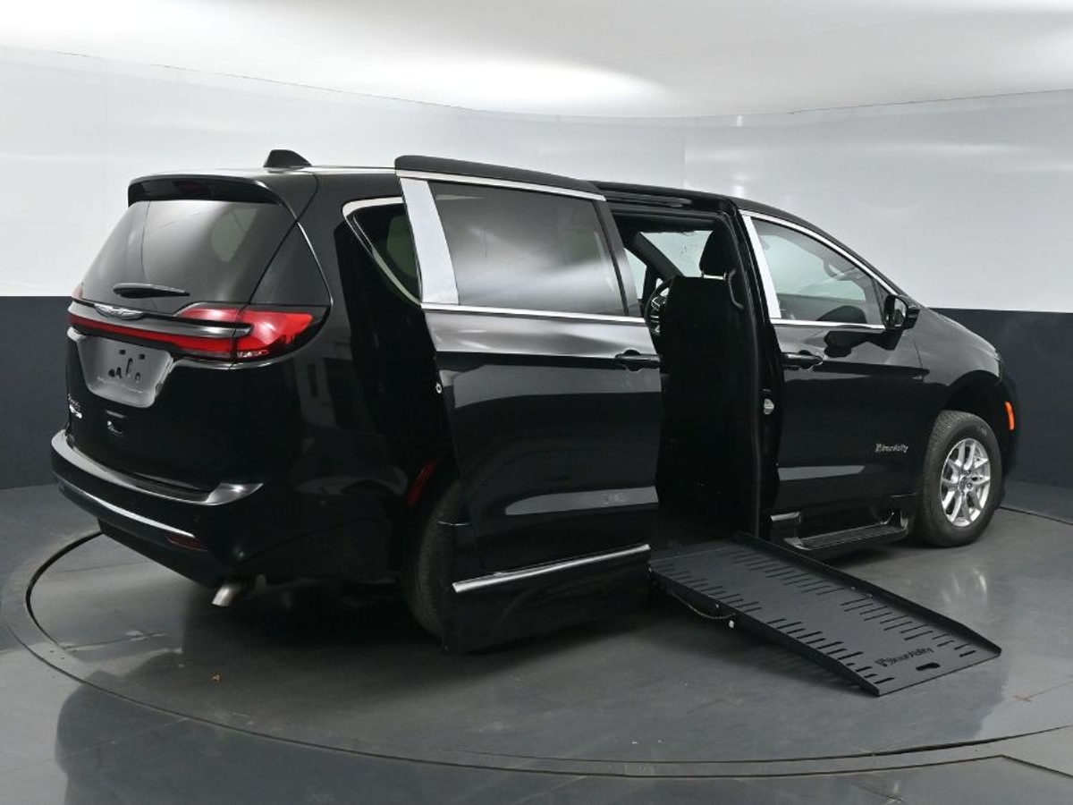 Black Chrysler Pacifica image number 7