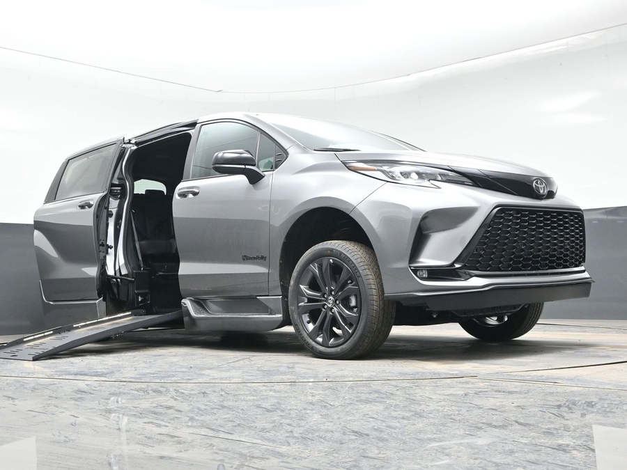 New 2026 Toyota Sienna Hybrid XSE - BraunAbility Side Entry Entry Fold Out Automatic Ramp