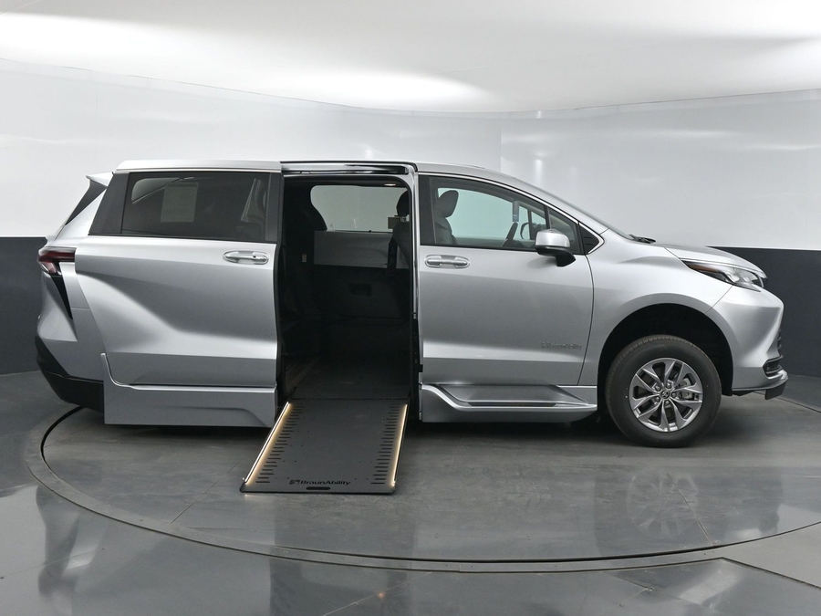 New 2025 Toyota Sienna Hybrid XLE Base - BraunAbility Side Entry Entry In Floor Automatic Ramp