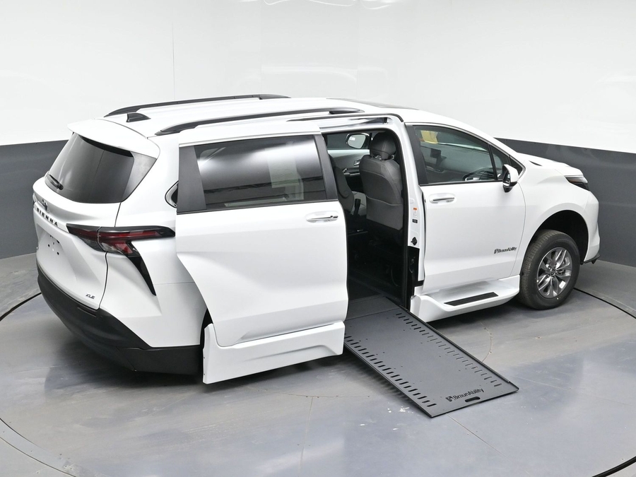 New 2026 Toyota Sienna Hybrid XLE Base - BraunAbility Side Entry Entry Fold Out Automatic Ramp