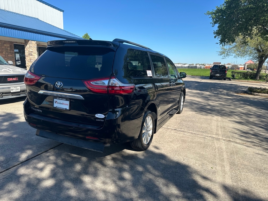 Used 2017 Toyota Sienna Limited Premium - BraunAbility Side Entry Entry In Floor Automatic Ramp
