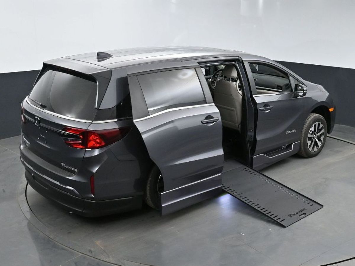 Grey Honda Odyssey image number 16