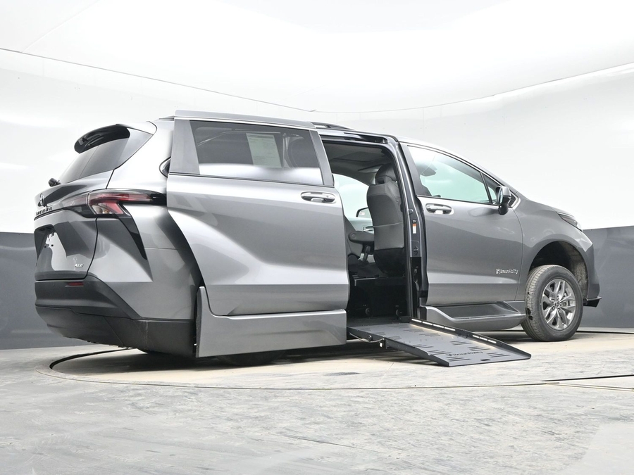 New 2026 Toyota Sienna Hybrid XLE Base - BraunAbility Side Entry Entry Fold Out Automatic Ramp