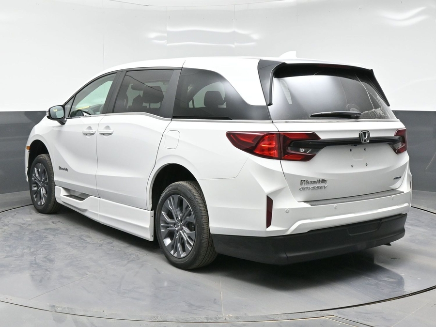 White Honda Odyssey image number 1