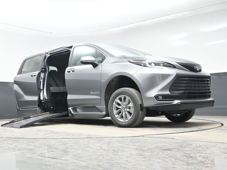 New 2026 Toyota Sienna Hybrid XLE Base - BraunAbility Side Entry Entry Fold Out Automatic Ramp