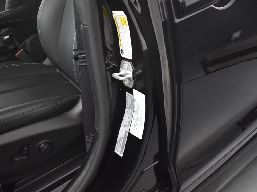 Black Chrysler Pacifica image number 16