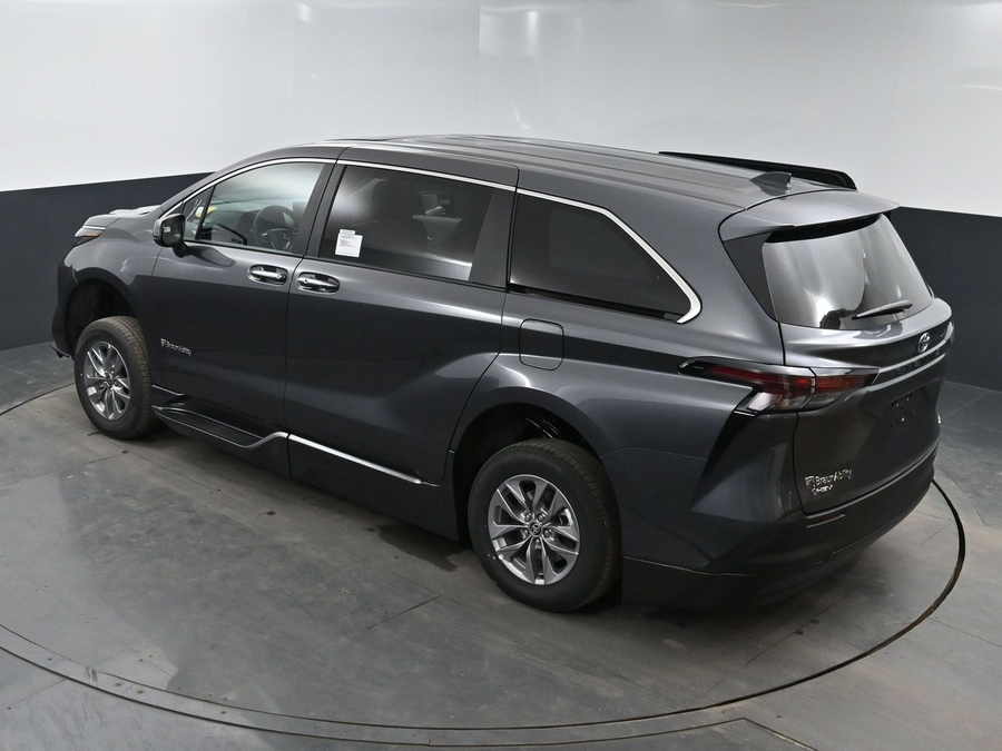 New 2025 Toyota Sienna Hybrid XLE Base - BraunAbility Side Entry Entry In Floor Automatic Ramp