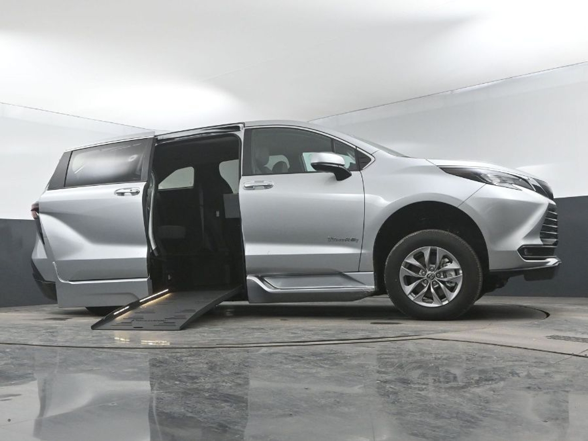 2025 TOYOTA SIENNA - Image 19