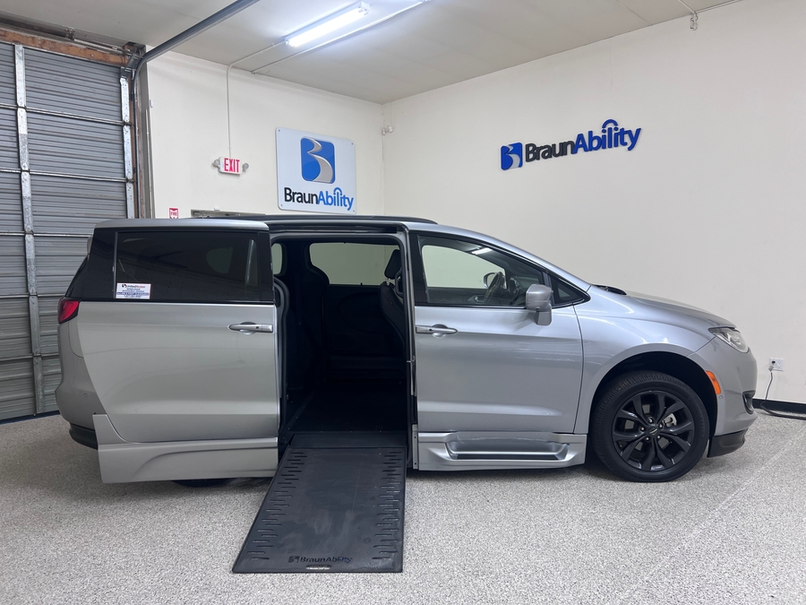 Used 2020 Chrysler Pacifica Touring L - BraunAbility Side Entry In Floor Automatic Ramp