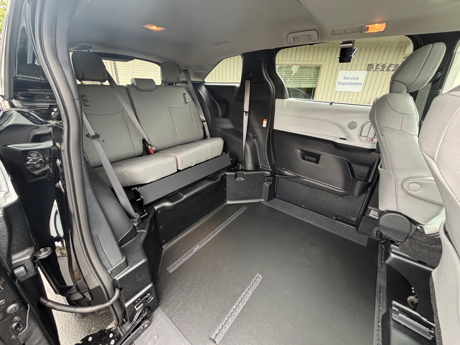 Used 2025 Toyota Sienna Hybrid XLE - BraunAbility Side Entry Entry Fold Out Automatic Ramp