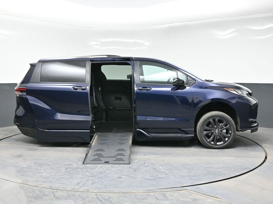 New 2026 Toyota Sienna Hybrid XSE Sport - BraunAbility Side Entry Fold Out Automatic Ramp
