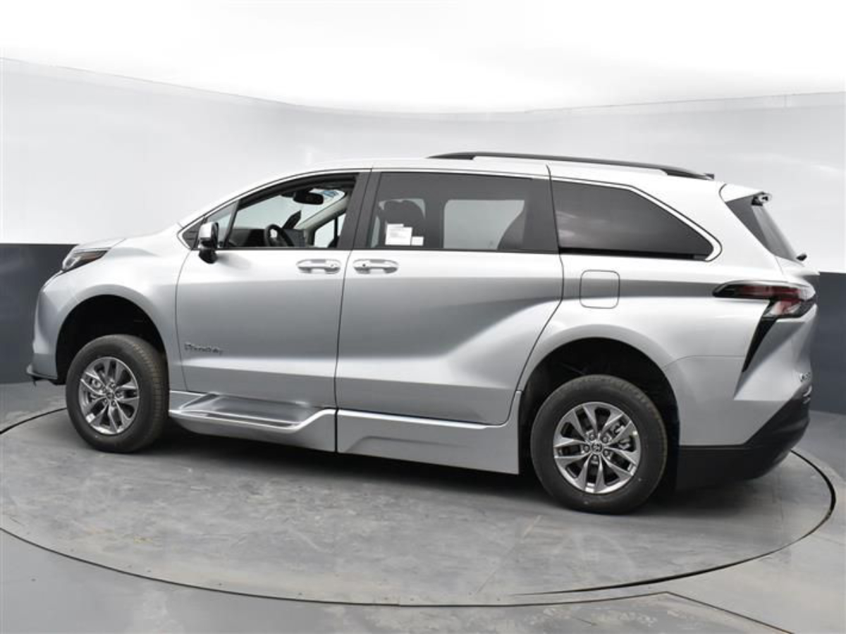 2023 TOYOTA SIENNA - Image 4