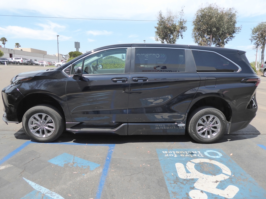 Used 2024 Toyota Sienna Hybrid LE Base - BraunAbility Side Entry Fold Out Automatic Ramp