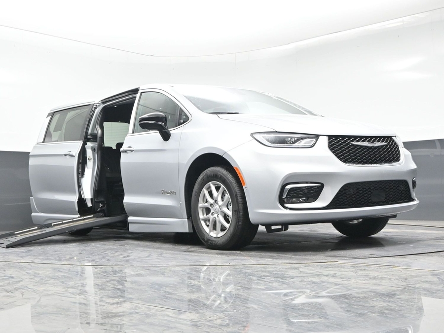 New 2026 Chrysler Pacifica Select Safety - BraunAbility Side Entry Entry Fold Out Automatic Ramp
