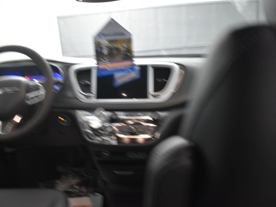 New 2025 Chrysler Pacifica Select Safety - BraunAbility Side Entry Entry Fold Out Automatic Ramp