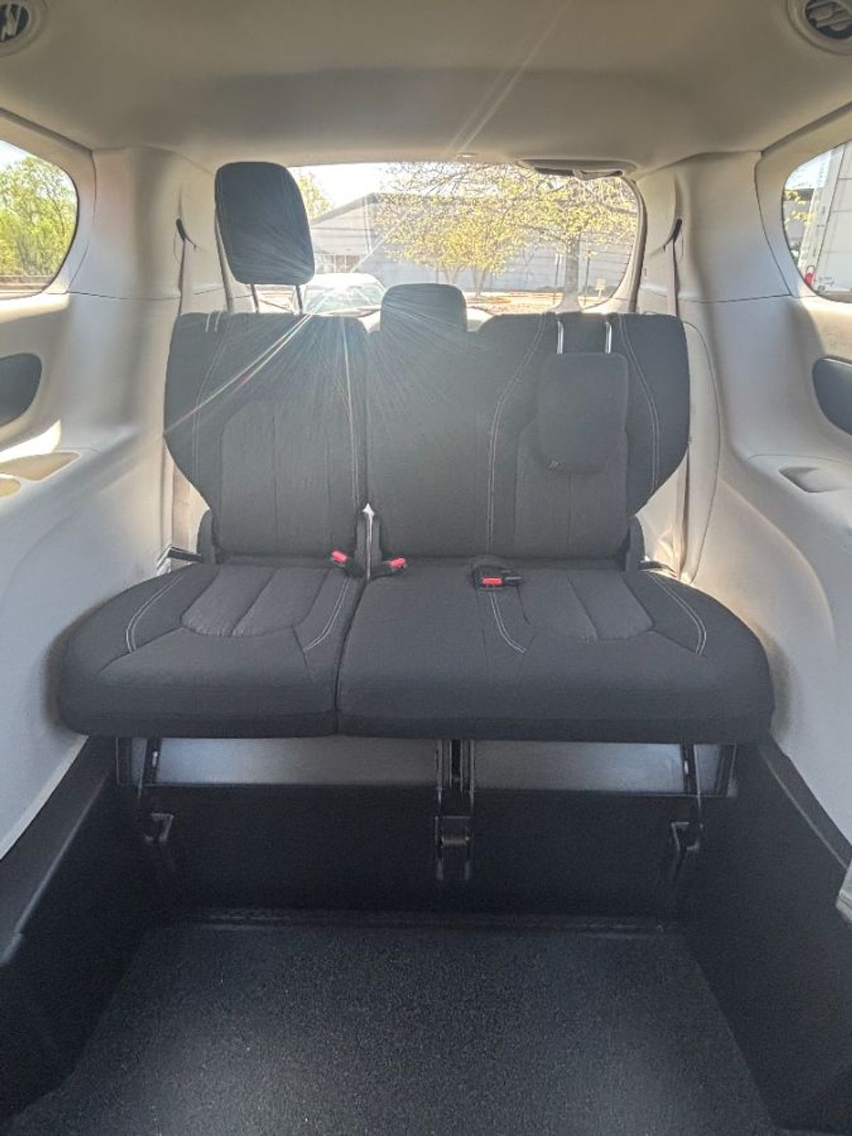 White Chrysler Voyager image number 2