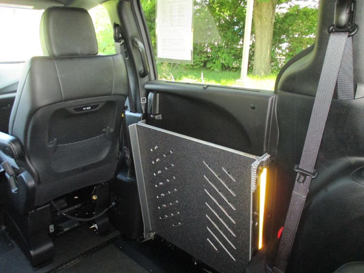 Grey Chrysler Pacifica image number 13