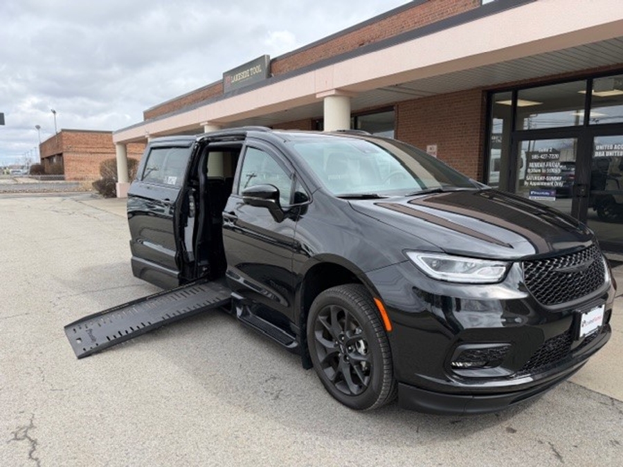 Used 2024 Chrysler Pacifica Touring L - BraunAbility Side Entry Entry Fold Out Automatic Ramp