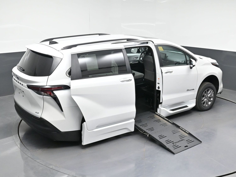New 2026 Toyota Sienna Hybrid XLE Base - BraunAbility Side Entry Entry Fold Out Automatic Ramp
