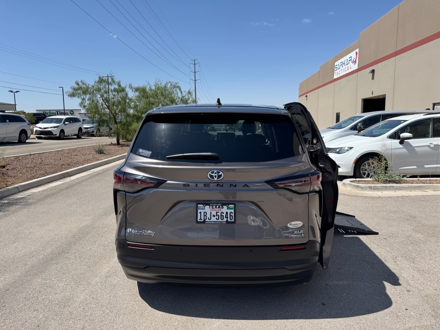 Used 2024 Toyota Sienna Hybrid XLE - BraunAbility Side Entry Entry Fold Out Automatic Ramp