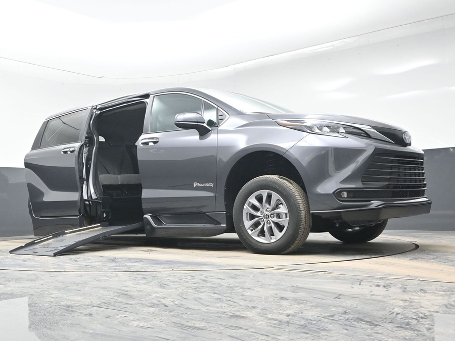 New 2025 Toyota Sienna Hybrid XLE Plus - BraunAbility Side Entry Entry Fold Out Automatic Ramp
