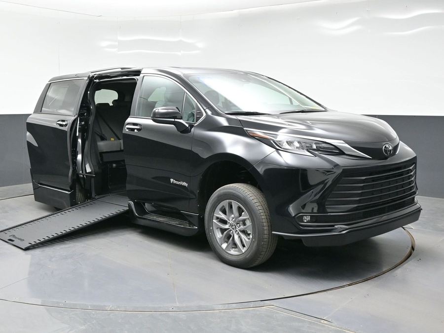 Black Toyota Sienna image number 4